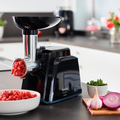 Мясорубка Tefal Classic, 1400Вт, 1.7кг/мин, 2 решетки, насадка для колбас, пластик, черный (NE105838)