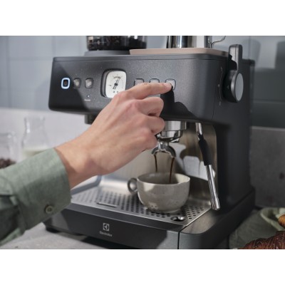 Кавоварка Electrolux ріжкова, 3л, зерно+мелена, ручний капуч, кавомолка, підігрів чашок, подача гар. води, чорний (E8EC1-8BP)