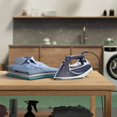 Праска Electrolux, 2400Вт, 330мл, паровий удар 160гр, керам. підошва, сіро-білий (E6SI1-2MN)