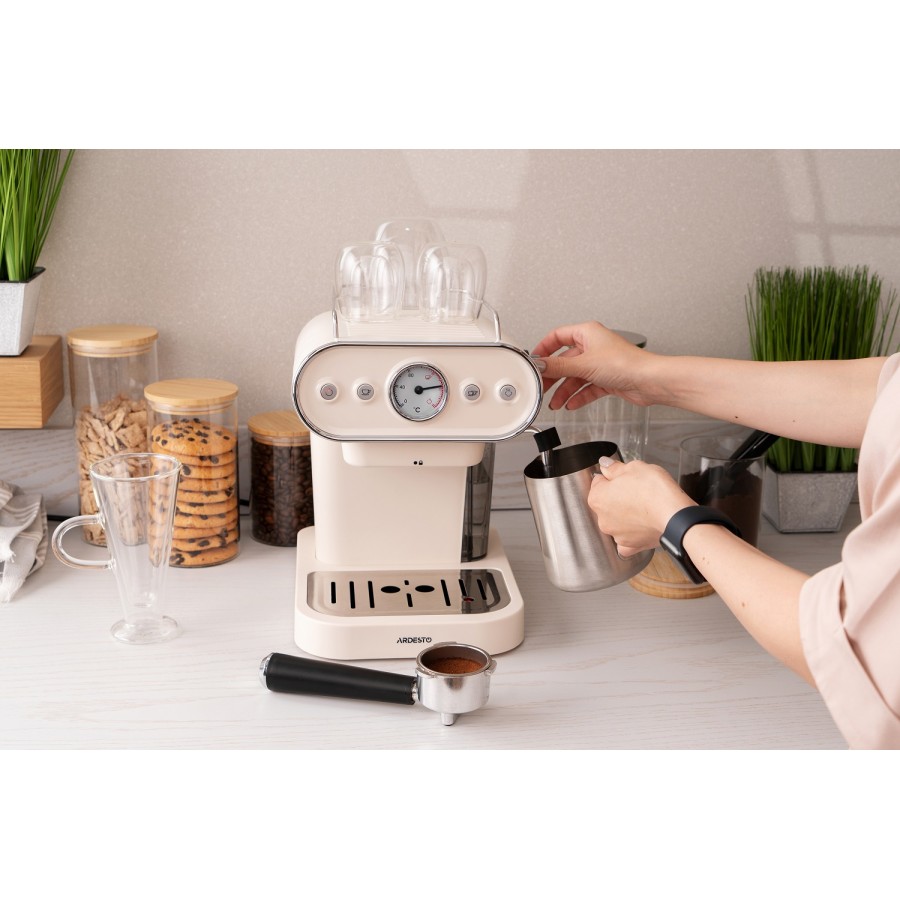 Кавоварка Ardesto ріжкова Vintage Dream 1.2л, мелена, ручний капучинатор, підігрів чашок, бежевий (FCM-E15BG) Кавоварка Ardesto ріжкова Vintage Dream 1.2л, мелена, ручний капучинатор, підігрів чашок, бежевий (FCM-E15BG)