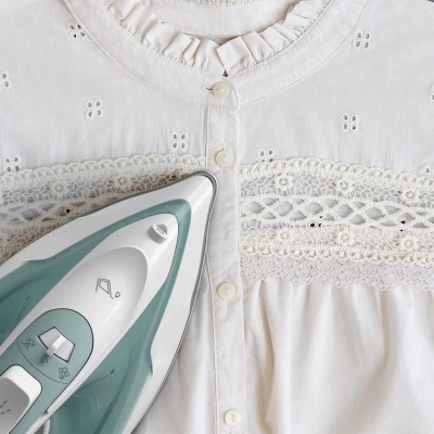 Праска Tefal Virtuo 30, 2000Вт, 240мл, паровий удар -120гр, постійна пара - 27гр, керам. підошва, біло-зелений (FV2C42E0)