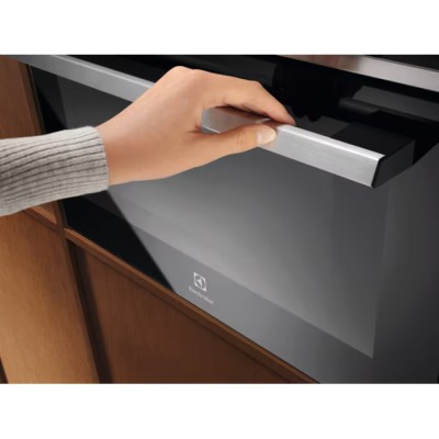 Мікрохвильова піч Electrolux вбудована, 44л, електрон. керування, 2100Вт, гриль, дисплей, чорний (EVM8E09X)