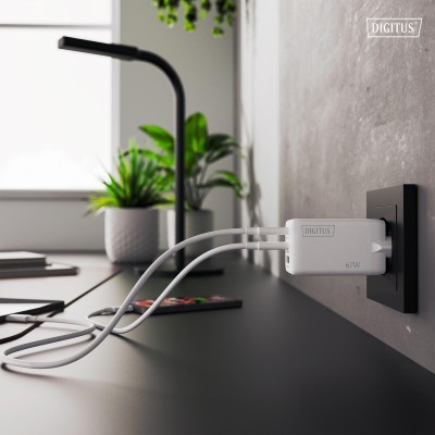 Зарядний пристрій DIGITUS GaN 2хUSB-C, 1хUSB-A, 67W (DA-10303)