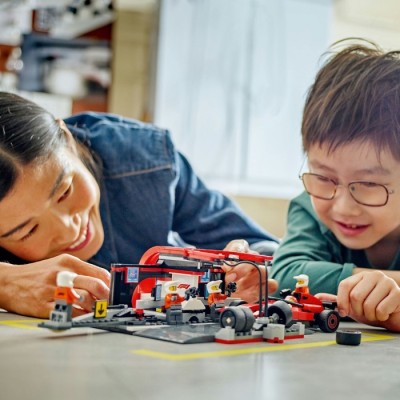 Конструктор LEGO® City Піт-стоп і піт-екіпаж F1 з болідом Ferrari (60443)
