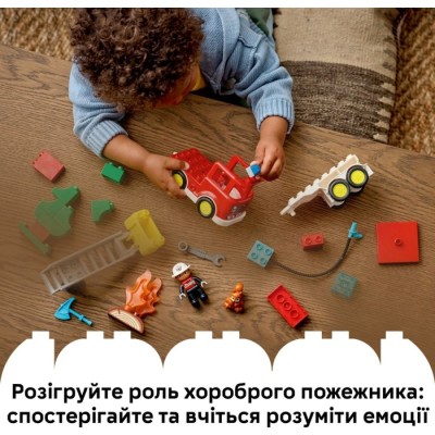 Конструктор LEGO® DUPLO Пожежна машина зі шлангом і пожежником (10473)