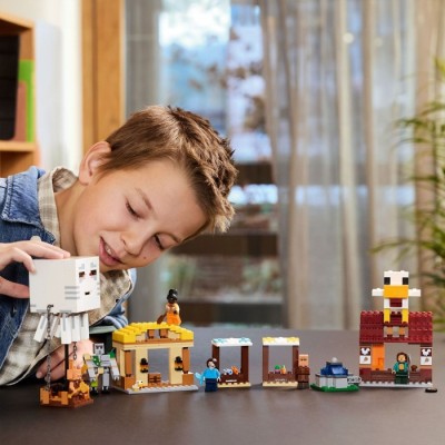 Конструктор LEGO® Minecraft Напад на село з повітряною кулею Ґаст (21273)