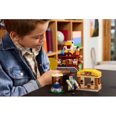 Конструктор LEGO® Minecraft Напад на село з повітряною кулею Ґаст (21273)