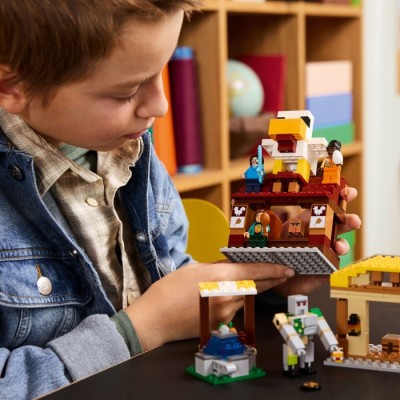 Конструктор LEGO® Minecraft Напад на село з повітряною кулею Ґаст (21273)